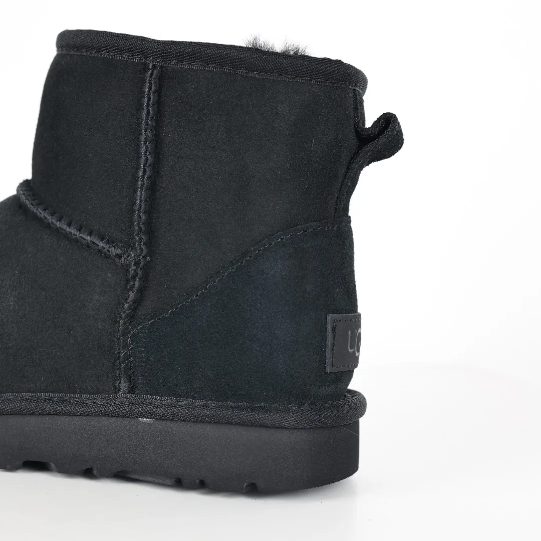 Pick up locally 💰520, core recommendation, good price, UGG Classic Mini mid-tube series, Xiaohongshu hot model, Henan Longfeng leather production, sheepskin and wool integration, top quality in the market, 2-3 cm cashmere insole, keeping warm in winter, suitable for home use. In the new year, uug launched a style series, which is partially biased towards the preferences of young consumers, and has also been at the forefront of fashion trends. Shoe body material, water-repellent coated suede upper 17mm UGGPURE™ implanted wool insole Lightweight non-slip comfortable rubber outsole With brand LOGO Trademark Comes with full packaging Size: 35 36 37 38 39 40